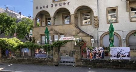 Eine Dauerausstellung mit wechselnden Bildern am Zaun der Roten Taube in Karlsruhe