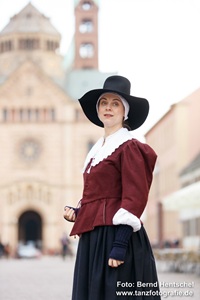 Angela Pfenninger als Puritanerin
