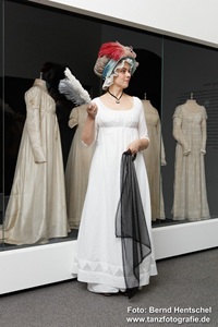 Angela Pfenninger im weißen Empire Kleid