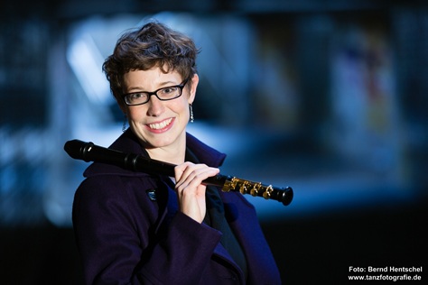 Kristina Schoch, 2012 mit Flöte in geheimnisvollem blauen Licht
