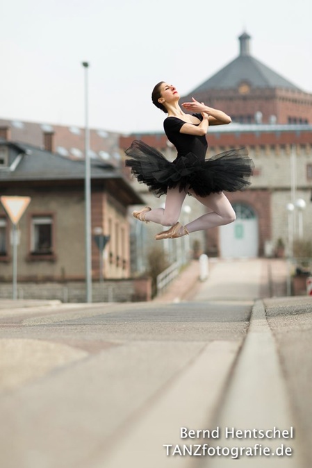 Jessica im schwarzen Tutu vor dem Café Achteck in Bruchsal