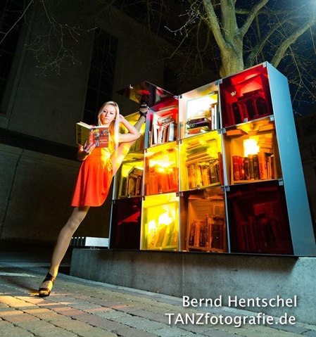 Kristin Spiegler am Bücherschrank in Bruchsal