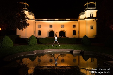 Maja Vasic nachts am Belvedere in Bruchsal