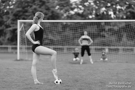 Tatjana Brenner und Jessica Matthias in Spitzenschuhen auf dem Fussballplatz